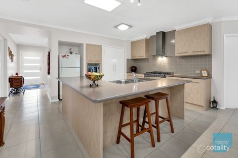 Property photo of 27 Oakview Parade Caroline Springs VIC 3023
