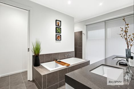 Property photo of 31 Omarama Way Taylors Hill VIC 3037