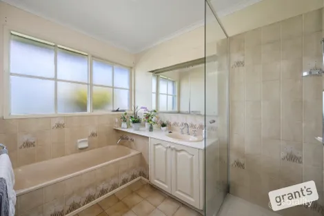 Property photo of 2 Mountain Flat Road Narre Warren East VIC 3804