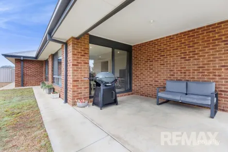 Property photo of 2 Whitten Avenue Boorooma NSW 2650