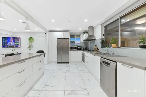 Property photo of 8 Mulgoa Court Keysborough VIC 3173