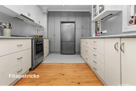 Property photo of 32 Chifley Crescent Kooringal NSW 2650