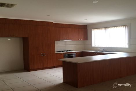 Property photo of 16 Landcox Way Caroline Springs VIC 3023