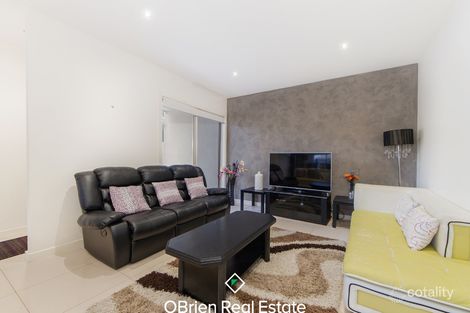 Property photo of 2 Cranwell Square Caroline Springs VIC 3023