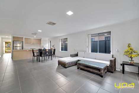 Property photo of 10 Leeds Walkway Derrimut VIC 3026