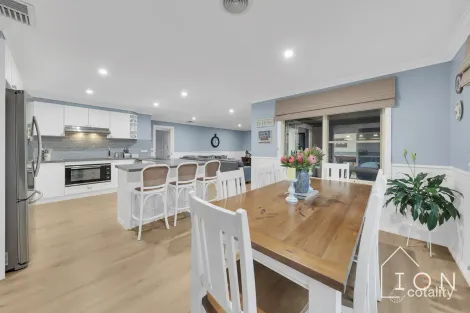 Property photo of 3 Dunferline Crescent Cranbourne VIC 3977