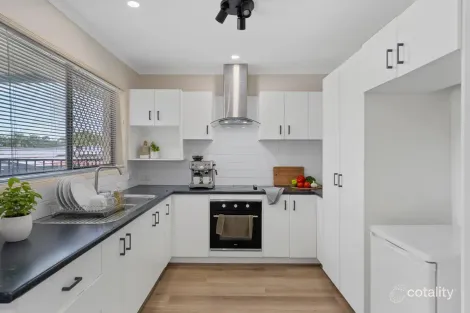 Property photo of 3 Rholanda Crescent Springwood QLD 4127