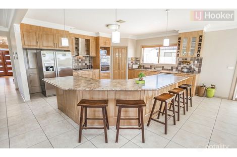 Property photo of 2 Colchester Circuit Roxburgh Park VIC 3064