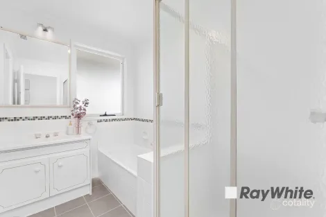 Property photo of 10 Patterson Court Endeavour Hills VIC 3802