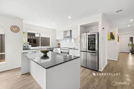 Property photo of 17 Zermatt Loop Pakenham VIC 3810