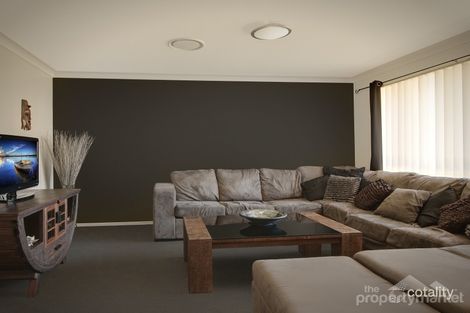 Property photo of 40 Greenhaven Circuit Woongarrah NSW 2259