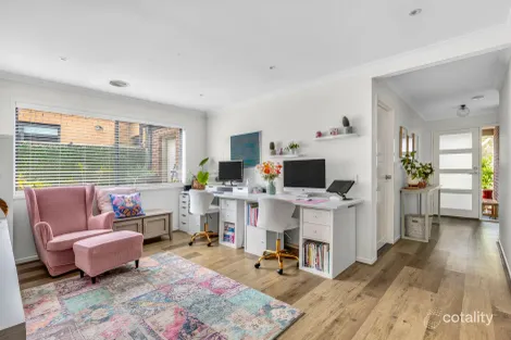 Property photo of 33 Compass Way Mount Duneed VIC 3217