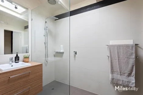 Property photo of 30 Gilbert Road Ivanhoe VIC 3079