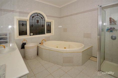 Property photo of 3 Weyburn Place Avondale Heights VIC 3034