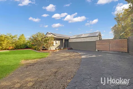 40 JAMES COOK DR, MELTON WEST, VIC 3337