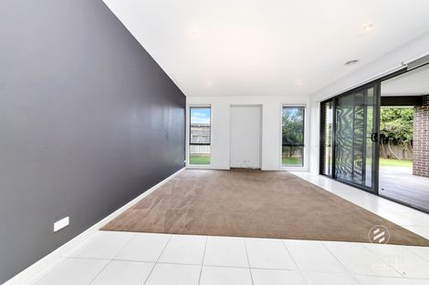 Property photo of 7 Faringdon Crescent Cranbourne North VIC 3977