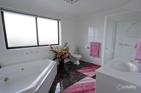 Property photo of 2 Tiber Close Werribee VIC 3030