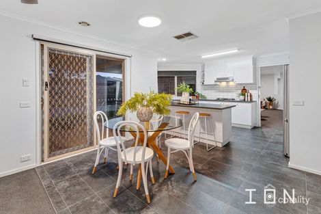 Property photo of 10 Foxglove Court Cranbourne North VIC 3977