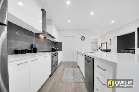 Property photo of 13 Blackhazel Crescent Clyde North VIC 3978