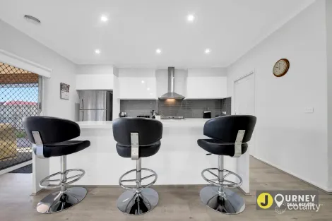 Property photo of 13 Blackhazel Crescent Clyde North VIC 3978