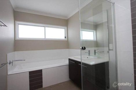 Property photo of 39 Harbourvue Court Helensvale QLD 4212