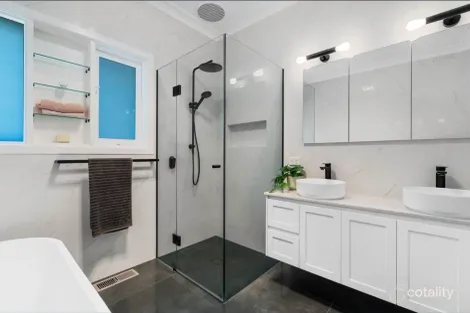 Property photo of 2 Greenview Court Bentleigh East VIC 3165