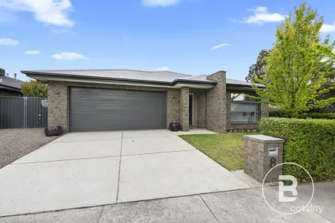 8 Warburton Dr, Lucas, VIC 3350