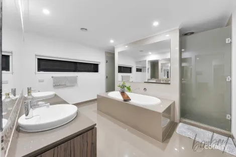 Property photo of 25 Coulthard Crescent Doreen VIC 3754