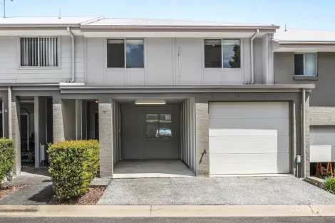 17/2 Toohey St, Pacific Pines, QLD 4211