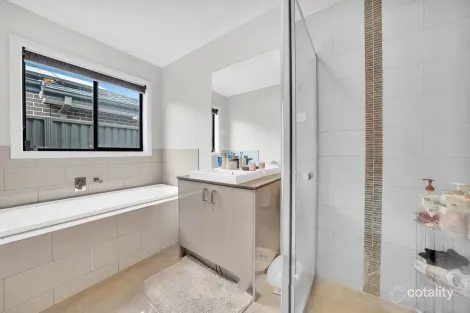 Property photo of 16 Lanthorn Crescent Cranbourne East VIC 3977