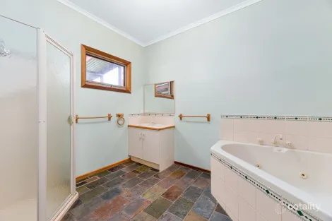 Property photo of 2 Ivy Court Cranbourne North VIC 3977