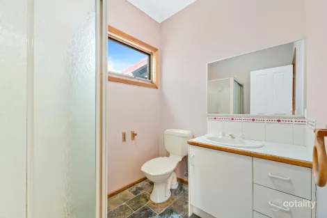 Property photo of 2 Ivy Court Cranbourne North VIC 3977