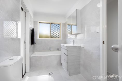 Property photo of 3 Lynanda Court Rothwell QLD 4022