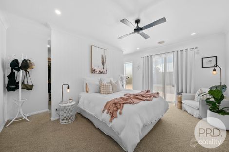 Property photo of 8 Bennelong Crescent Lloyd NSW 2650