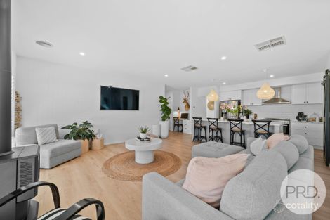 Property photo of 8 Bennelong Crescent Lloyd NSW 2650