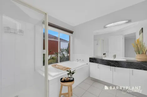 Property photo of 71 Manning Clark Road Mill Park VIC 3082
