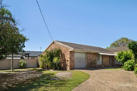 Property photo of 21 Lapoinya Crescent Warana QLD 4575