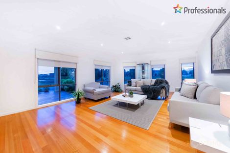 Property photo of 11 Kunuka Circuit Caroline Springs VIC 3023