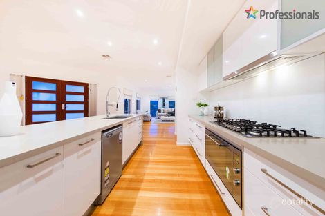 Property photo of 11 Kunuka Circuit Caroline Springs VIC 3023