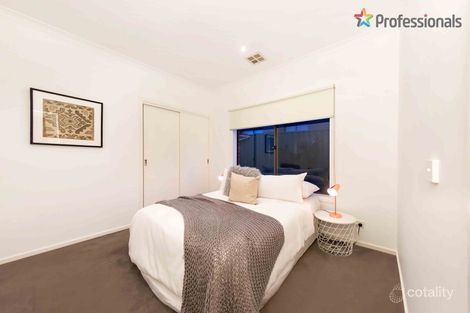 Property photo of 11 Kunuka Circuit Caroline Springs VIC 3023