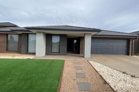 3 Elderflower St, Manor Lakes, VIC 3024