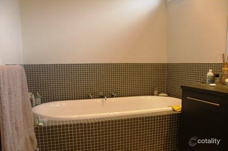 Property photo of 14 Hascombe Drive Caroline Springs VIC 3023
