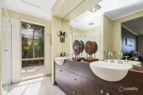 Property photo of 96 Skyline Way Berwick VIC 3806