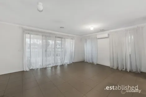 Property photo of 28 Middle Park Drive Point Cook VIC 3030