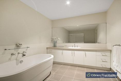 Property photo of 4 Sunline Terrace Pakenham VIC 3810