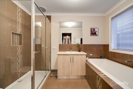 Property photo of 27 Vanessa Circuit Pakenham VIC 3810