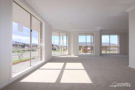 Property photo of 1 Wild Scotchman Way Cranbourne East VIC 3977