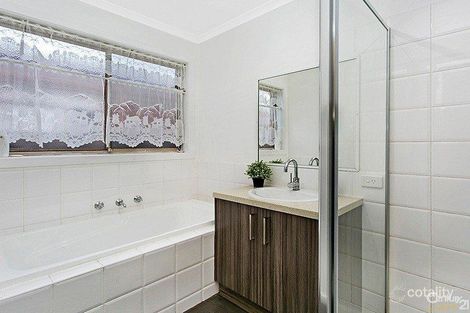 Property photo of 26 Greenmantle Close Cranbourne West VIC 3977