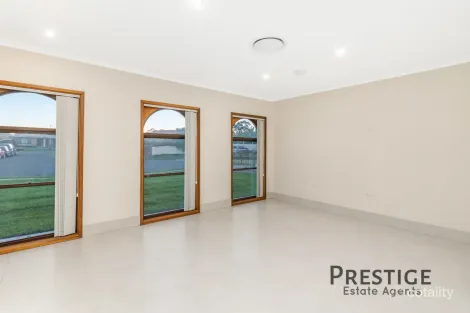 Property photo of 4 Witt Close Edensor Park NSW 2176