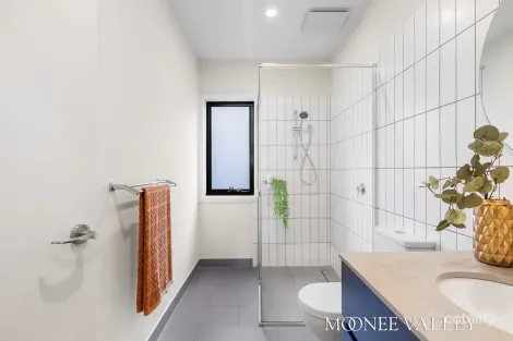 Property photo of 5 Ville Walk Avondale Heights VIC 3034